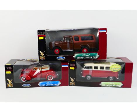 Road Signature - Three boxed diecast 1:18 scale model cars from Road Signature. Lot consists of Road Signature #92237 1962 Vo