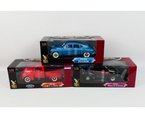 Road Signature - Three boxed diecast 1:18 scale model cars from Road Signature. Lot consists of Road Signature #724859 1941 W