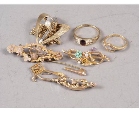 Two 9ct gold brooches, two yellow metal brooches, a yellow metal button hook, two yellow metal rings and a 9ct gold fine link
