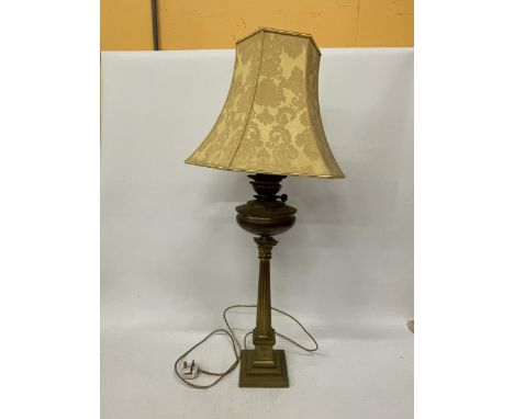 A LARGE BRASS OIL LAMP WITH CORINTHIAN COLUMN, CONVERTED TO ELECTRIC, WITH SHADE, HEIGHT APPROX 64CM