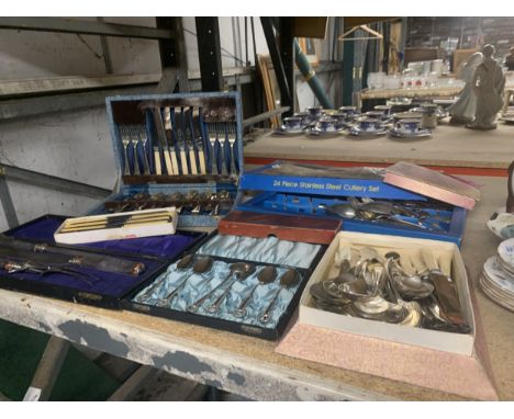 A QUANTITY OF VINTAGE FLATWARE, MAINLY IN CASES TO INCLUDE A HORN HANDLED CARVING SET