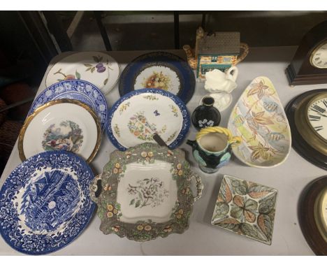 A QUANTITY OF CERAMICS, ETC TO INCLUDE DENBY STUDIO POTTERY, A WORCESTER HELL AND DOLPHIN BOWL, CABINET PLATES, ETC