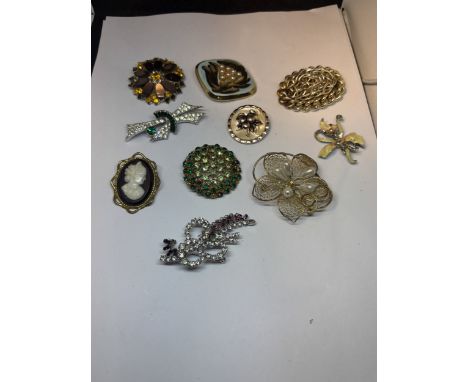 TEN VARIOUS VINTAGE BROOCHES