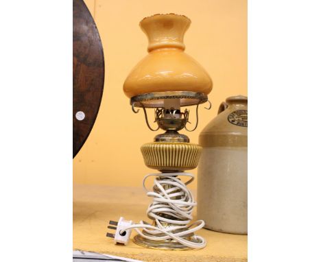 A VINTAGE BRASS AND CERAMIC OIL LAMP WITH MUSTARD GLASS SHADE, HEIGHT 41CM