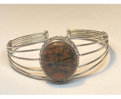 A MARKED 925 UNAKITE BANGLE IN A PRESENTATION BAG