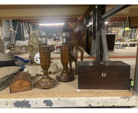 A MIXED VINTAGE LOT TO INCLUDE A MANTLE CLOCK WITH GILDED SPELTER FIGURE, A PAIR OF OAK CANDLESTICKS WITH METAL TOPS, LARGE W
