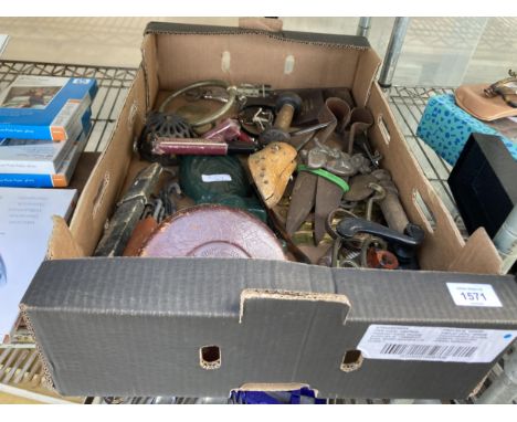 AN ASSORTMENT OF VINTAGE ITEMS TO INCLUDE SHEARS, BRACKETS AND TOOLS ETC