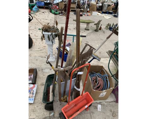 AN ASSORTMENT OF GARDEN TOOLS TO INCLUDE A SEEDER, SPADES AND FORKS ETC