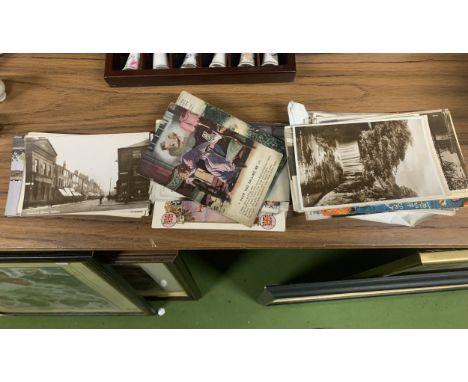 A COLLECTION OF VINTAGE POSTCARDS TO INCLUDE WAR SENTIMENT CARDS, STREET SCENES, ETC