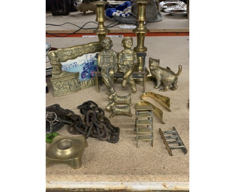 A QUANTITY OF BRASSWARE TO INCLUDE CANDLESTICKS, A PHOTO FRAME, FIGURES, ETC PLUS A VINTAGE PADLOCK AND CHAIN