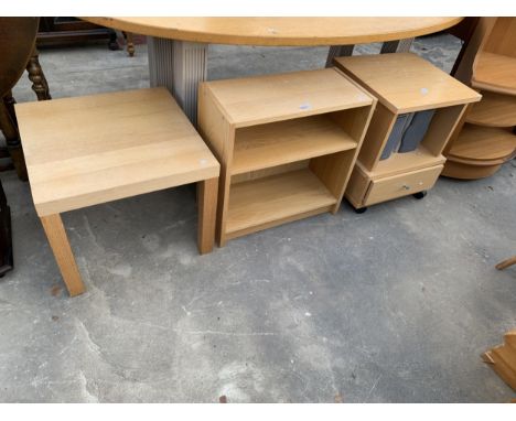 AN OAK EFFECT TWO TIER BOOKCASE AND LAMP TABLE