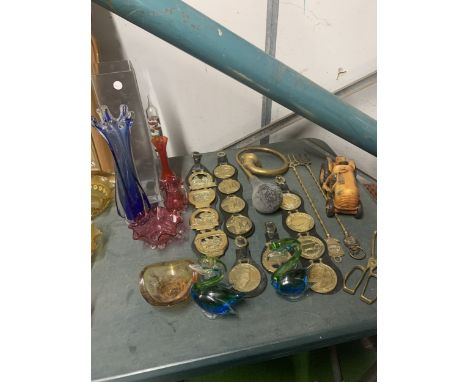 A COLLECTION OF HORSE BRASSES ON MARTINGALES, A VINTAGE CAR HORN, METAL TRACTORS, TOASTING FORKS, ETC