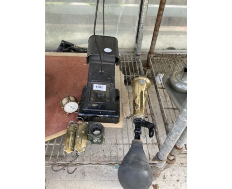 AN ASSORTMENT OF ITEMS TO INCLUDE A BRASS CAR HORN, A MILITERY STYLE SCOPE AND POCKET SCALES ETC