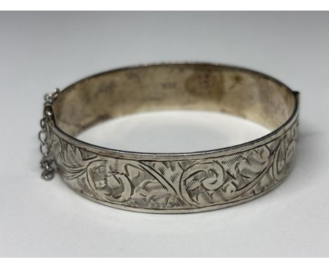A HEAVY DECORATIVE HALLMARKED BIRMINGHAM SILVER BANGLE