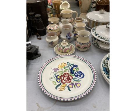 A COLLECTION OF VINTAGE POOLE AND HONITONPOTTERY TO INCLUDE VASES, A JUG, PLATE, ETC