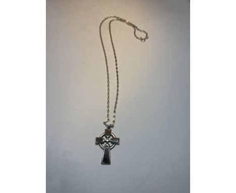 A SILVER NECKLACE WITH A CELTIC SILVER AND AGATE CROSS