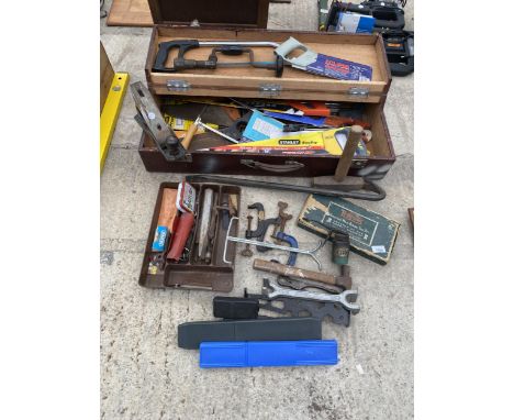 A VINTAGE WOODEN JOINERS CHEST WITH AN ASSORTMENT OF TOOLS TO INCLUDE A STANLEY WOOD PLANE, G CLAMPS AND SAWS ETC