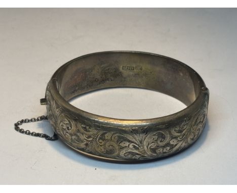A DECORATIVE HALLMARKED BIRMINGHAM SILVER BANGLE