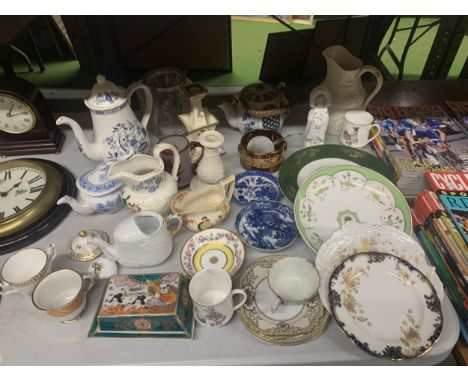 A MIXED LOT OF CERAMICS TO INCLDE AN ONION PATTERN COFFEE POT, VINTAGE CUPS, SAUCERS AND PLATES, JUGS, CANDLESTICKS, ETC