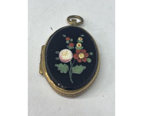 A VINTAGE HAND PAINTED FLORAL DESIGN PENDANT LOCKET