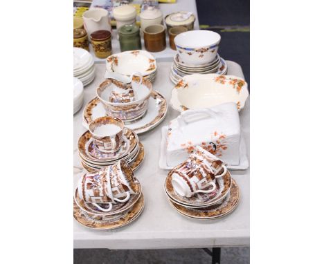 A QUANTITY OF VINTAGE TEAWARE, ETC TO INCLUDE AN ORIENTAL PATTERNED CAKE PLATE, SUGAR BOWL, CREAM JUG, CUOS, SAUCERS AND SIDE
