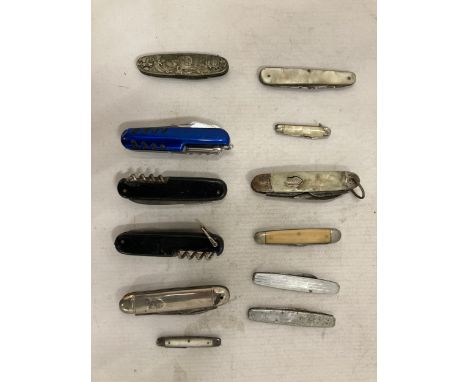 A COLLECTION OF FOLDING PENKNIVES TO INCLUDE AN ANTIQUE G.M. PFAFF NAHMASCHINEN FABRIK CORKSCREW &amp; BLADES DATING BACK TO 