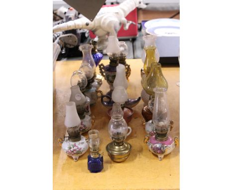A COLLECTION OF MINIATURE ALADDIN STYLE OIL LAMPS TO INCLUDE CERAMIC, BRASS, GLASS, ETC.,