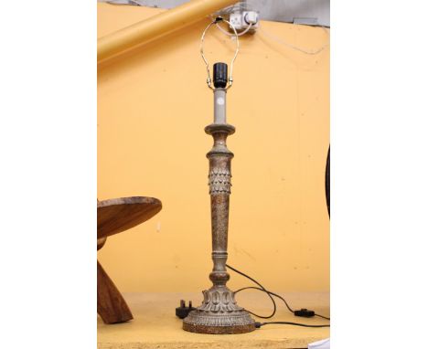 A BEAVY CLASSICAL STYLE TABLE LAMP, HEIGHT APPROX 60CM