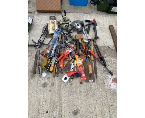 A LARGE ASSORTMENT OF HAND TOOLS TO INCLUDE HAMMERS, PLIERS, TROWELS AND DRILL BITS ETC