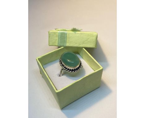 A MARKED 925 RING WITH MOONSTONE SIZE R IN A PRESENTATION BOX