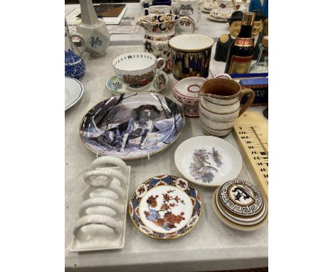 A MIXED LOT OF CERAMICS TO INCLUDE MASON'S 'MANDARIN' JUG, COALPORT COMMEMORATIVE VASE, PIN TRAYS, LARGE ROYAL WORCESTER CUP 