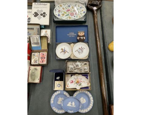 A QUANTITY OF CHINA AND CERAMICS TO INCLUDE A MINTON HADDON HALL BOWL, ROYAL WORCESTER PIN TRAYS, ROYAL CROWN DERBY BOWL, MIN