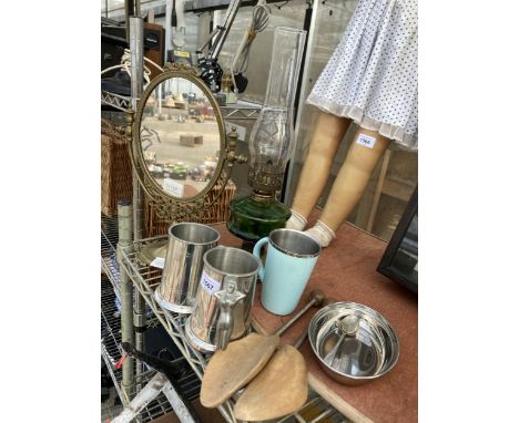 AN ASSORTMENT OF ITEMS TO INCLUDE TANKARDS, A BRASS SWING FRAME MIRROR AND AN OIL LAMP ETC