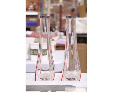 TWO VINTAGE GLASS VASES WITH HALLMARKED LONDON SILVER RIMS, HEIGHT 20CM