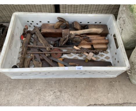 A LARGE QUANTITY OF VINTAGE HAND TOOLS TO INCLUDE WOOD PLANES, DRILL BITS, ETC