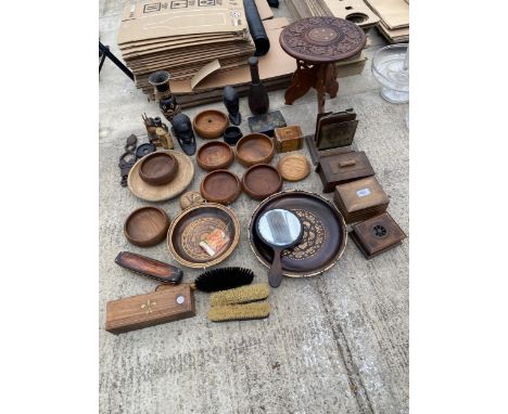A LARGE ASSORTMENT OF TREEN ITEMS TO INCLUDE TRINKET BOXES, BOWLS AND TRIBAL FIGURES ETC