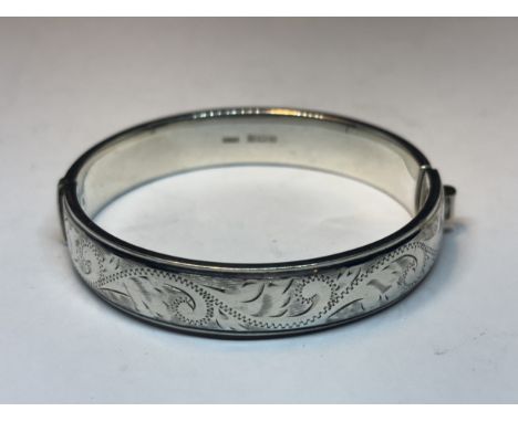 A DECORATIVE HALLMARKED BIRMINGHAM SILVER BANGLE