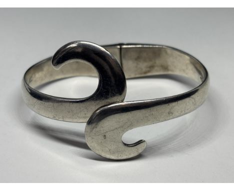 A MARKED SILVER HEAVY TWIST DESIGN BANGLE