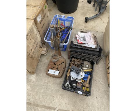 AN ASSORTMENT OF ITEMS TO INCLUDE A DRILL STAND, CUTTING DISCS AND DRILL BITS ETC
