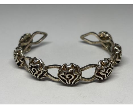 A DECORATIVE SILVER BANGLE