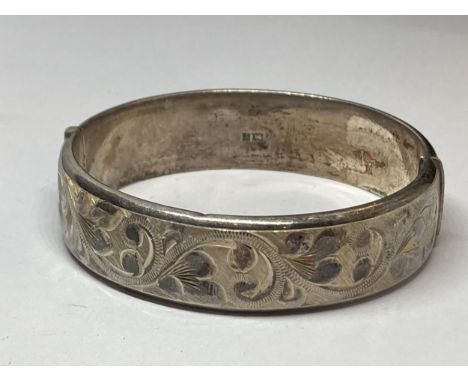 A HALLMARKED BIRMINGHAM SILVER DECORATIVE BANGLE