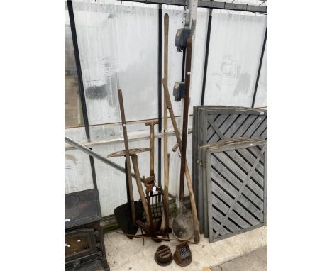 AN ASSORTMENT OF VINTAGE TOOLS TO INCLUDE A SCYTHE, PEAT SPADE AND POTATO FORK ETC