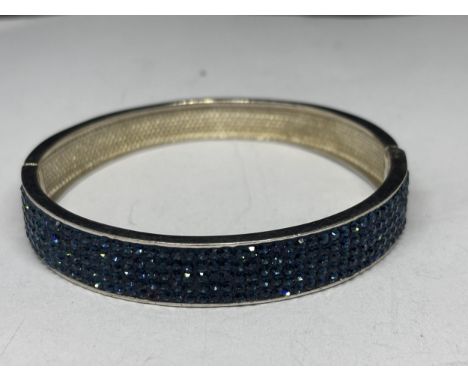 A MARKED SILVER BANGLE WITH BLUE STONES