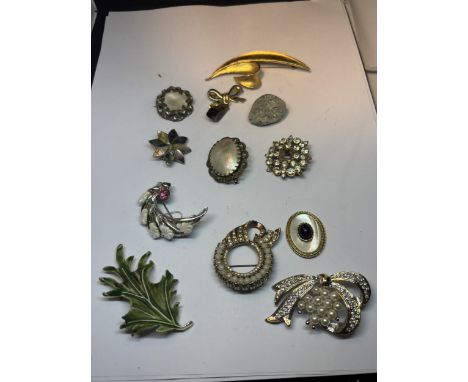 TWELVE VARIOUS VINTAGE BROOCHES