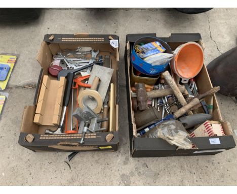AN ASSORTMENT OF TOOLS TO INCLUDE SPANNERS, HAMMERS AND A VICE ETC