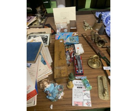 A MIXED LOT TO INCLUDE VINTAGE DOMINOES, GAMING COUNTERS, ETC