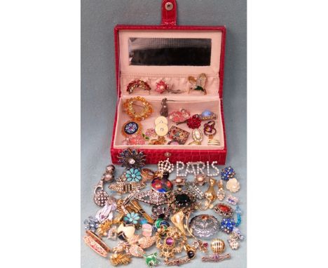 Vintage jewellery casket containing various costume jewellery, two 925 bar brooches etc All in used condition, unchecked