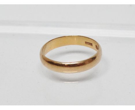 22ct gold ring - A 22ct gold band, size R, weight 4g. 