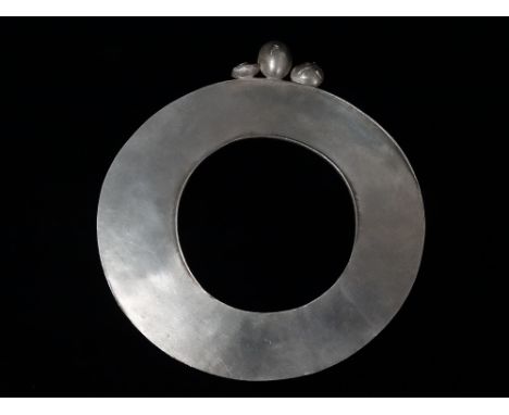 St Ives, Cornwall Studio Art silver bangle - A silver hallmarked bangle, Birmingham 2001, maker MJH, widest 11.5cm, weight 68