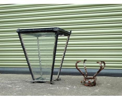 19th century street lamp - A black painted cast iron street lamp, height 50cm, width 41cm. 